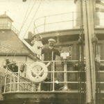 Photo : Collection Gino Dufour- Diogène Couillard-Després avec un enfant, sur le «Alice».