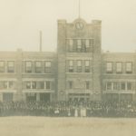 L’ensemble des employés de Les Usines générales de chars et de machineries limitée pose devant le tout nouveau édifice administratif.