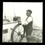 Photo : Collection Claude May Belley- Photographie de Elzéar Lefebvre-Boulanger, prise le 14 juillet 1906, à la barre d’un des nombreux navires qu’il a piloté.