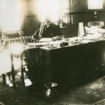 Le vice-président et directeur général Charles-Abraham Paquet pose dans son bureau en compagnie de sa fille Jeanne, qui est secrétaire.