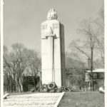 Le Cénotaphe de Montmagny, inauguré en 1946 à la mémoire des soldats morts durant les guerres du 20e siècle. Photo : Pierre Michon - Collection Centre d’histoire de Montmagny - Fonds Jean-Beaulieu