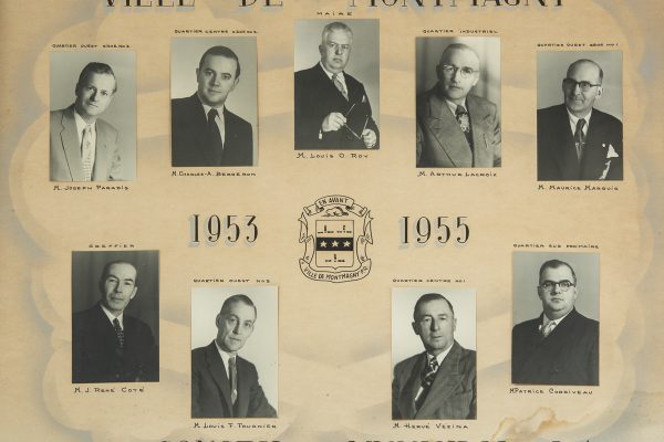 Le conseil municipal de 1953 à 1955. Maire: Louis-O. Roy. Conseillers: Charles A. Bergeron, Patrice Coriveau, Louis Fournier, Arthur Lacroix, Maurice Marquis, Joseph Paradis, Hervé Vézina. Greffier: René Côté.