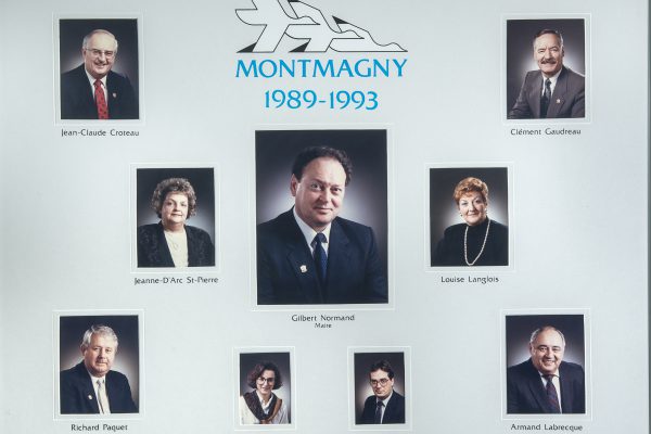 Le conseil municipal de 1989 à 1993. Maire: Gilbert Normand. Conseillers: Jeanne d’Arc Morin, Louise Langlois, Jean-Claude Croteau, Clément Gaudreau, Richard Paquet, Armand Labrecque. Directeur-général: Jacques Alain. Greffière: Louise Bhérer.