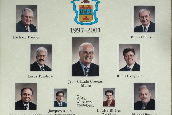 Le conseil municipal de 1997 à 2001.  Maire: Jean-Claude Croteau. Conseillers: Richard Paquet, Benoit Fournier, Louis Tondreau, Rémy Langevin, Bertrand Guimont, Michel Paquet. Directeur-général: Jacques Alain. Greffière: Louise Bhérer.